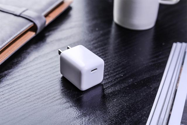 巅峰娱乐官方网站30W氮化镓充电器评测：这或许是iPhone13Pro的最佳搭档